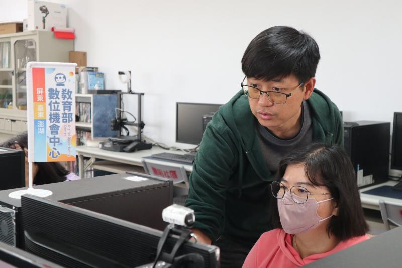 從練習的過程中，發現並提出問題，講師根據學員的問題，一一指導回復。