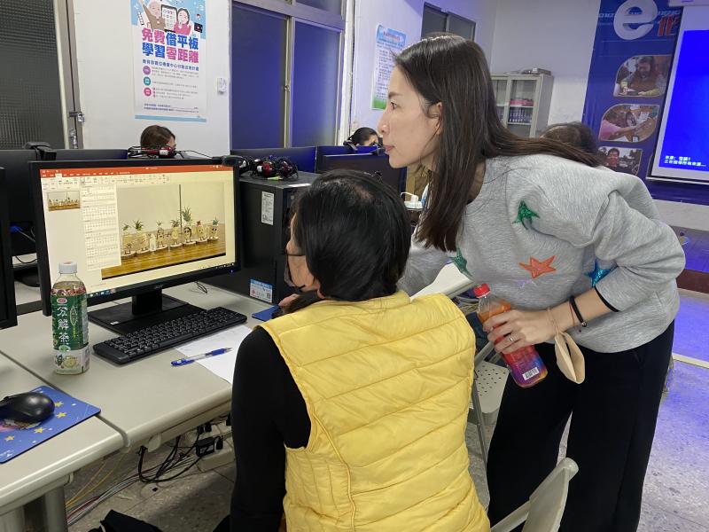 講師逐一指導學員運用色塊強調標題，使文字與主題更具視覺吸引力。