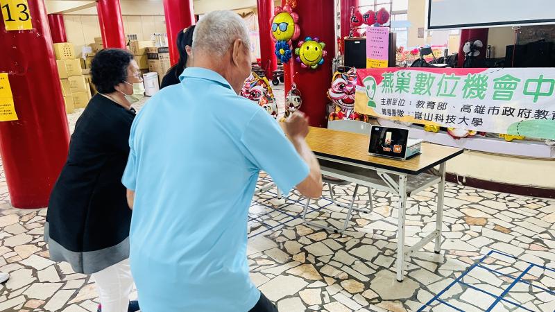 教導長者如何安裝和使用各種遊戲APP，同時強調遊戲在提升記憶力、反應速度和社交互動中的益處