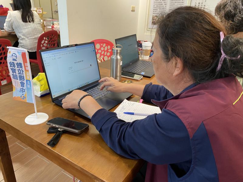 學員實際運用 ChatGPT 工具，進行互動學習，提升自己的數位素養