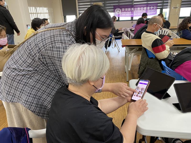 長輩動手實作，學習數位創意無障礙