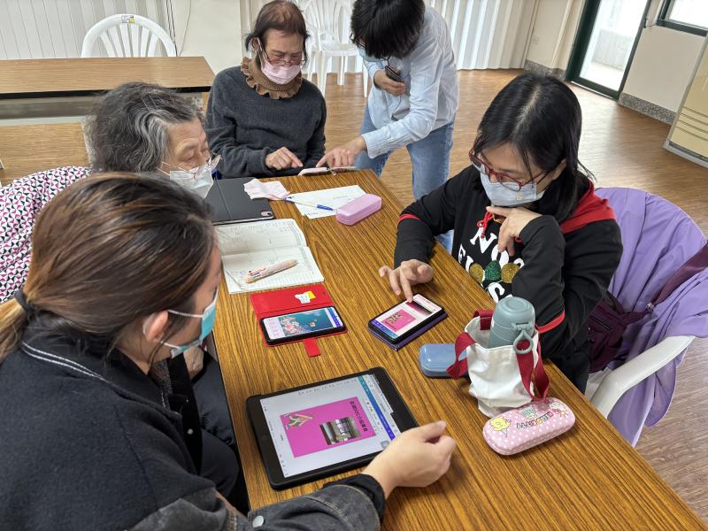 學員實際操作過程中，相互討論、互相協助操作canva，並等待講師下一步的教學