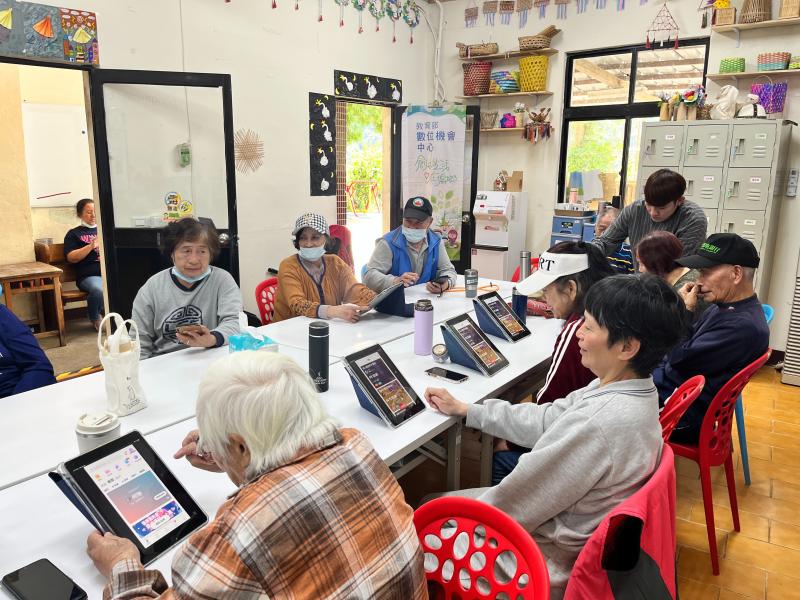 透過全民Party App ，講師帶領大家如何操作及註冊、使用裡面的功能來開啟娛樂的時間，甚至介紹了可以欣賞好聽的歌曲及小遊戲可以玩。