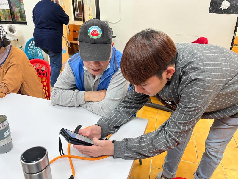 使用手機內建功能來查找天氣狀況以及使用Google 智慧鏡頭，讓學員多多練習、學會如何使用及操作。