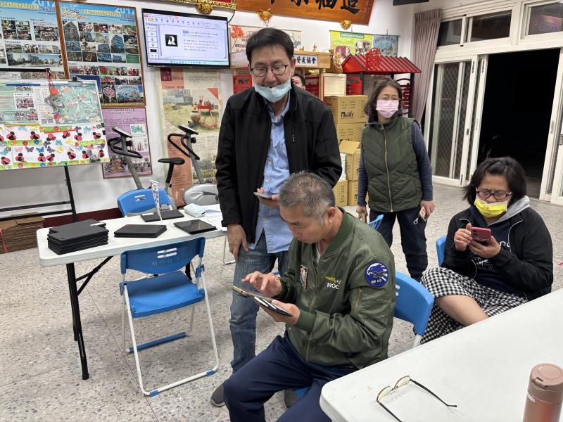 體驗學習AI文生圖工具Recraft，順利完成社區LOGO圖像設計，其倆互動熱絡有趣