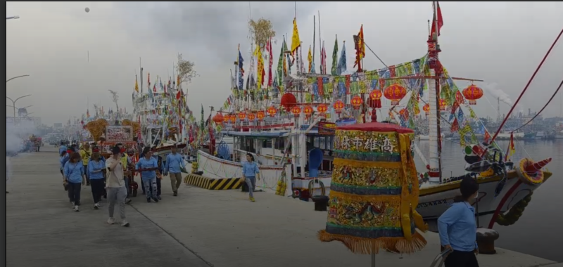 中雲海巡遶境平安，現場鞭炮聲此起彼落、旗海飛揚，氣氛熱鬧非凡