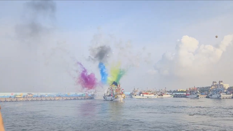 數十艘漁船、信眾船組成的「媽祖船隊」浩浩蕩蕩駛向海面