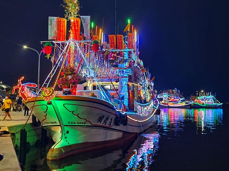 夜晚中的船隻，月顯得神秘又莊嚴。