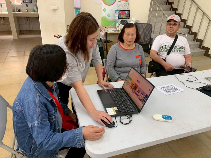 老師指導用google學找金門的洋樓。