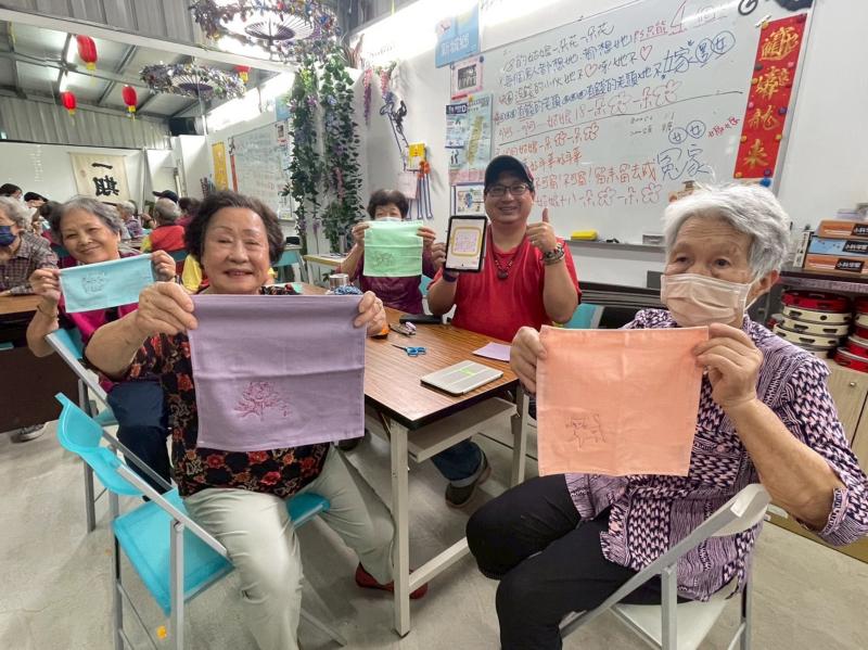 電繡課程中，學員先透過平板進行手繪設計，再以數位刺繡機將圖案精準轉印至手帕上，完成專屬作品。