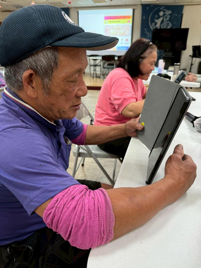 銀髮歌唱新體驗：用歌唱軟體開啟音樂人生  隨著科技的進步，唱歌不再只能在卡拉OK包廂或合唱團裡進行，現在，只要使用一款簡單的歌唱軟體，就可以在家裡輕鬆開口唱，練習喜愛的歌曲，甚至錄下自己的聲音與朋友分享。 不論您是否有音樂基礎，這些歌唱工具