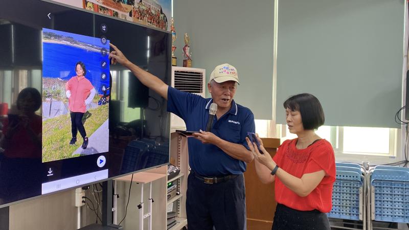 講師帶領學員使用手機APP製作美編，創作個人風格的貼圖。