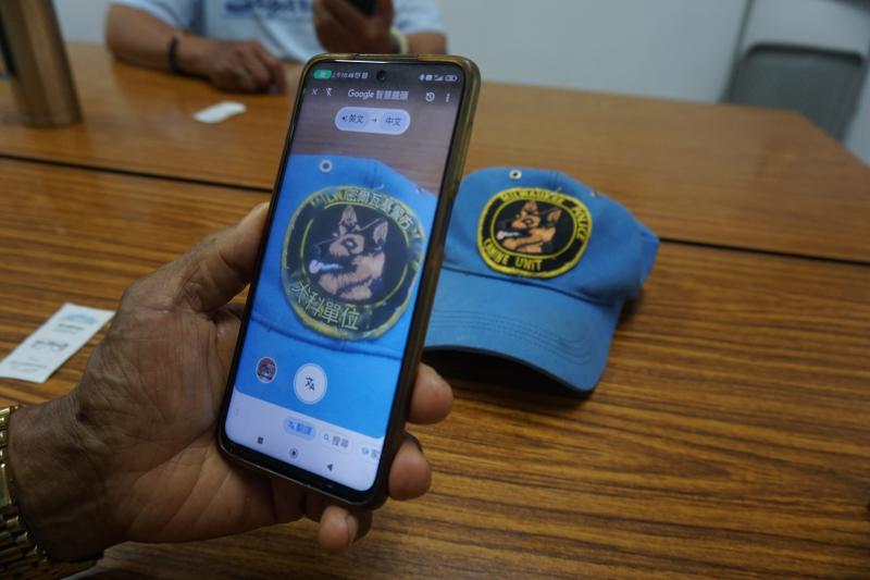 透過智慧鏡頭認識自己帽子上的英文字所代表意思