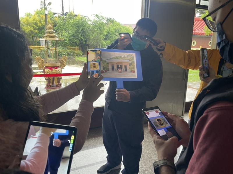 老師帶領學員掃描AR圖像，召喚番太祖顯靈助陣，解鎖任務、走讀社區文化！