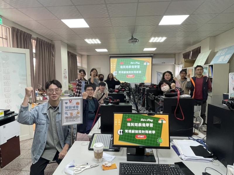 實境遊戲試玩進行中，學員扮演解謎玩家，走讀社區、探索故事新風貌。