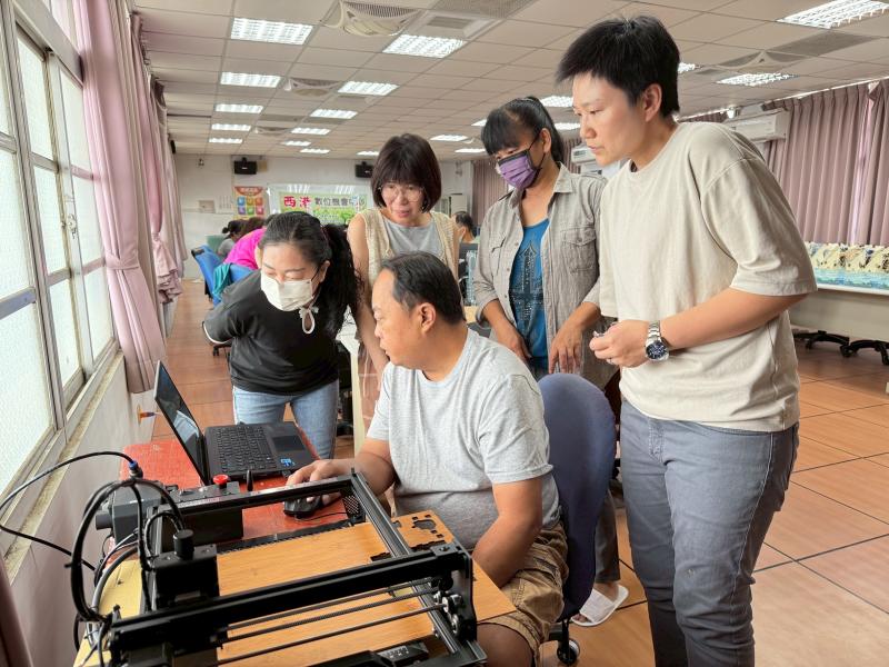 老師教學員如何操作雷雕機