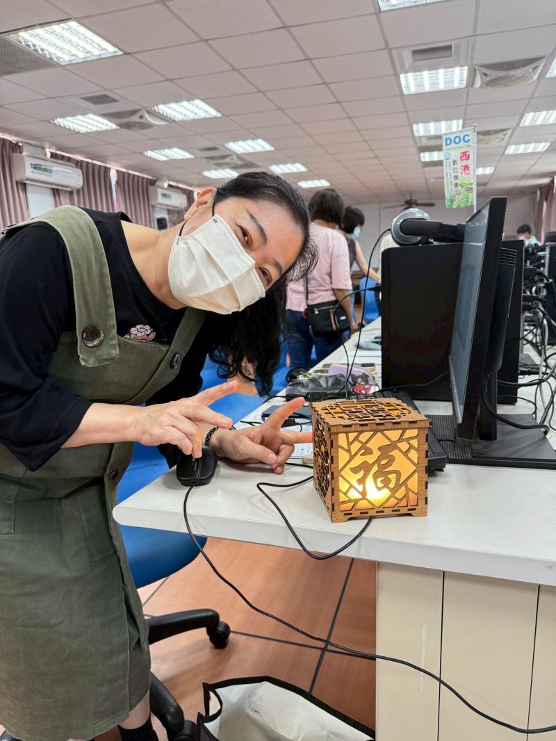 作品完成學員露出成就感的笑容