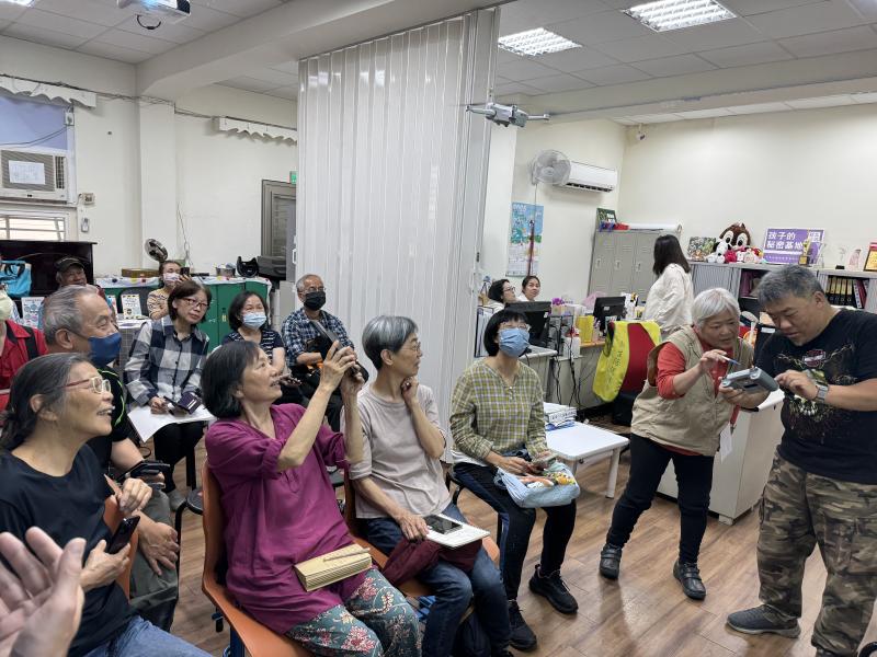 講師教學員們監控空拍機螢幕