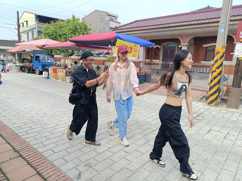 老師指導行走中的拍攝技巧