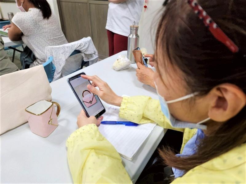 學員玉金:帶來自己喜歡小物攝影,老師講解透過濾鏡，前置作業，讓產品更銳化，照片看起來會更清晰，讓我學到光線中的「增豔」，它可以很神奇地把畫面的明暗反差自動做調整、讓產品照片色彩更豐富。