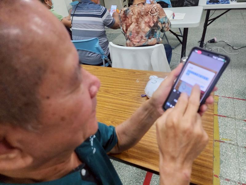 學員蔡大哥:學習潮州DOC高效產品修圖技巧、讓我習慣拍完照片之後、都會再稍微修飾一下，這次的成果我很喜歡，因為色彩豐富的照片讓人心情愉快；這次學習手機修圖讓我輕鬆地美化相片，增加吸引力，提升整體美感，建立作品直覺好看，而且我覺得它頗有質感的