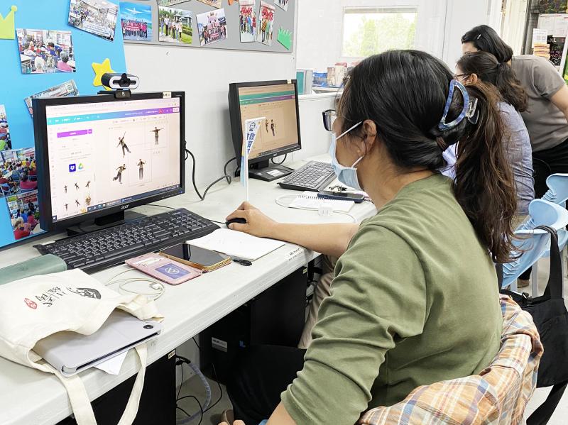 學員操作登入線上排版軟體，將去除背景的素材匯入至創作畫布中。