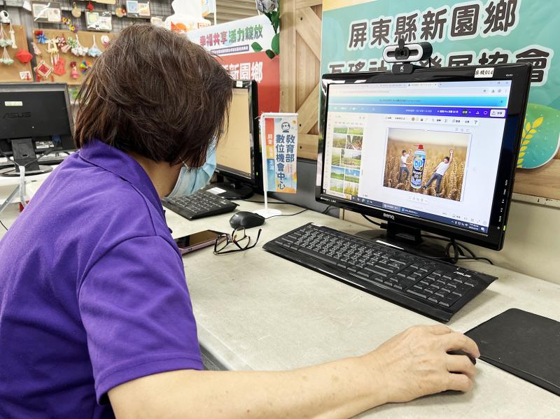 學員練習操作線上排版軟體，加入文字與圖像等元素，發揮創意設計專屬海報。