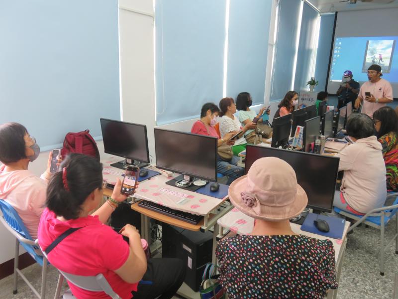 除了實際外拍，課堂分享講解優缺點也是攝影進步的一項功課