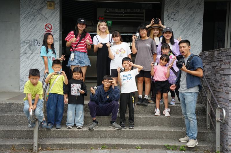 小攝影師和家長們走進自己的社區，用相機記錄街上的人、事、物。