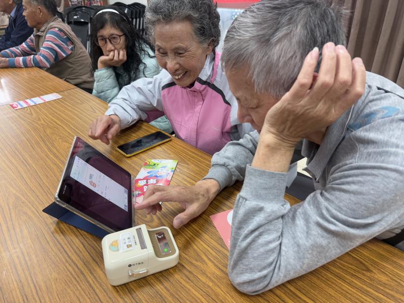 學員在講師指導下一步步完成居家收納、文件分類與學用品管理等標籤製作。