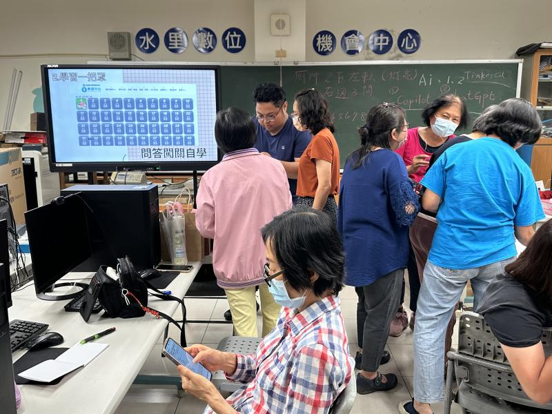 老師幫學員解決手機操作上技巧.