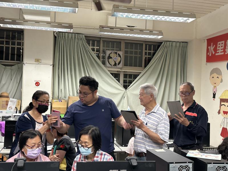 學員手機操作問題發問人多，老師忙著不亦樂乎情形.