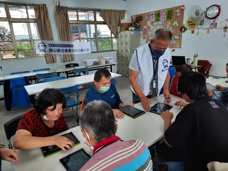 藉這個機會，說明教育部關山數位機會中心行動諮詢櫃台業務的內容，了解大家可能有的疑問所在，隨時都可以打電話向講師提問。