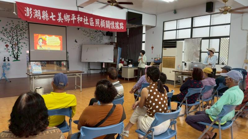 講師播放的詐騙影片，搞笑又貼近的台語影片，吸睛又有趣。