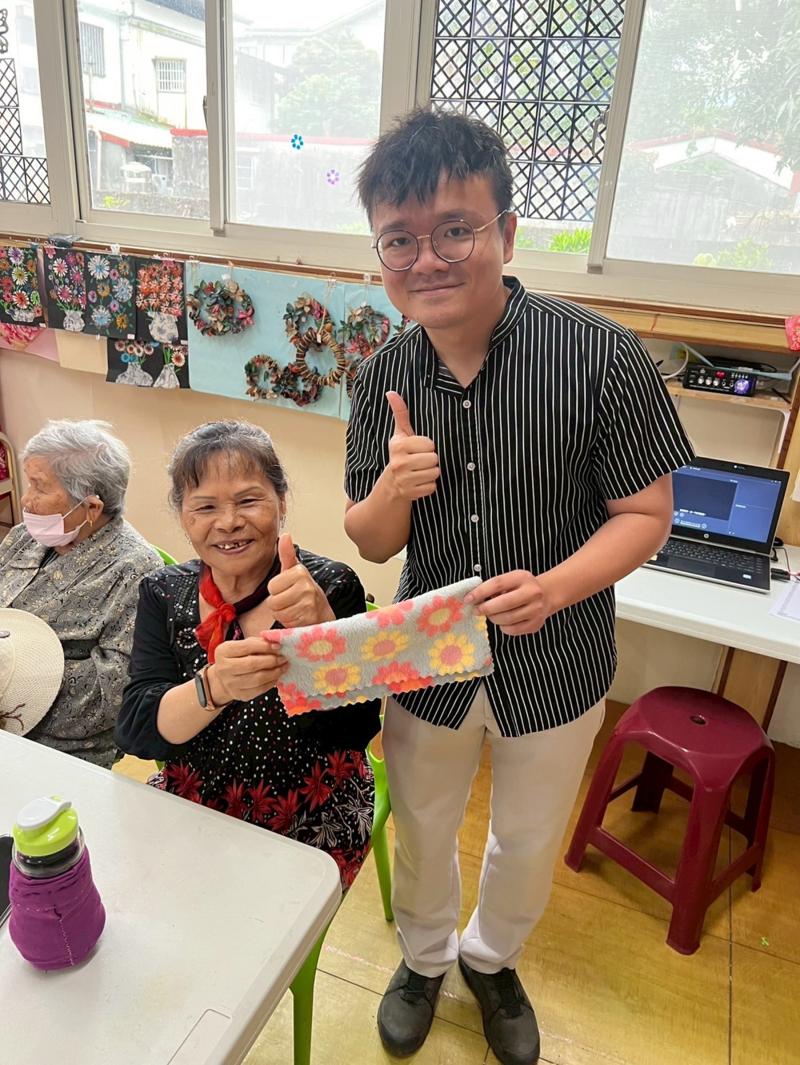 安排了有獎徵答活動，讓長輩學員們在學習智慧鏡頭操作的同時，也能輕鬆互動。