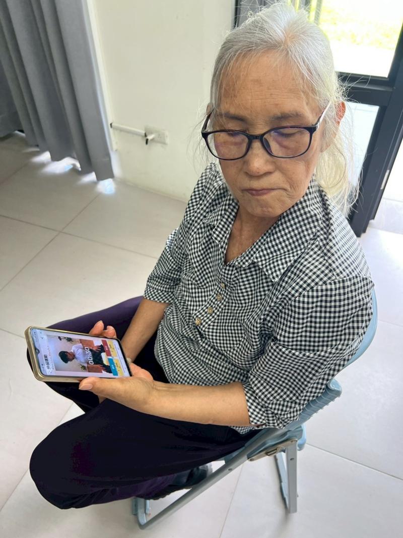 學員自己練習跟著影片運動