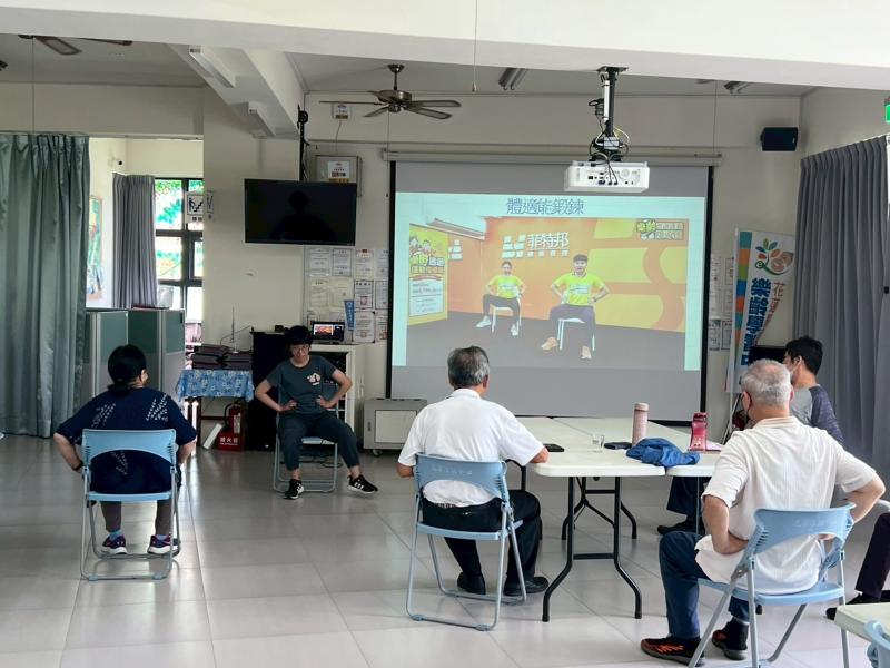 帶著長輩學員跟著做體適能運動