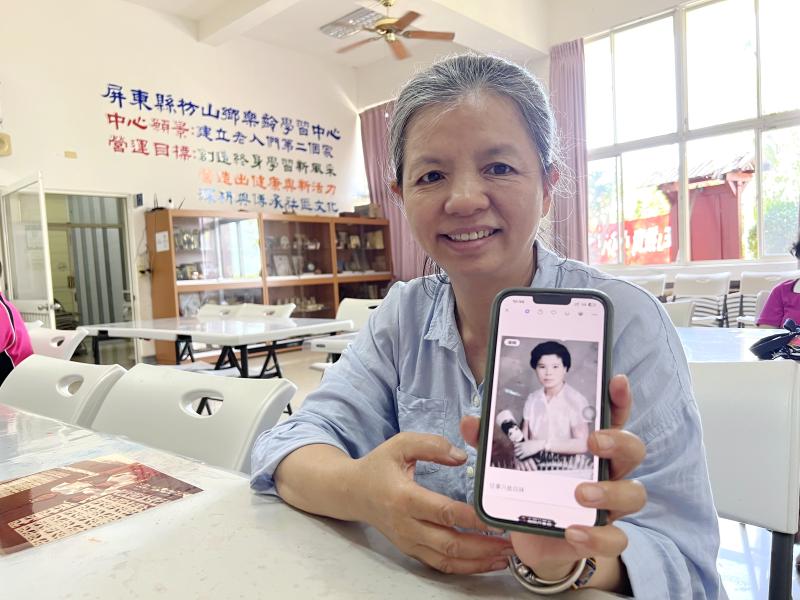 社區理事長將舊照片逐一數位化，並使用修圖工具進亮度調整，將最珍貴的照片保存在手機，隨時隨地可以欣賞與想念影中的母親。