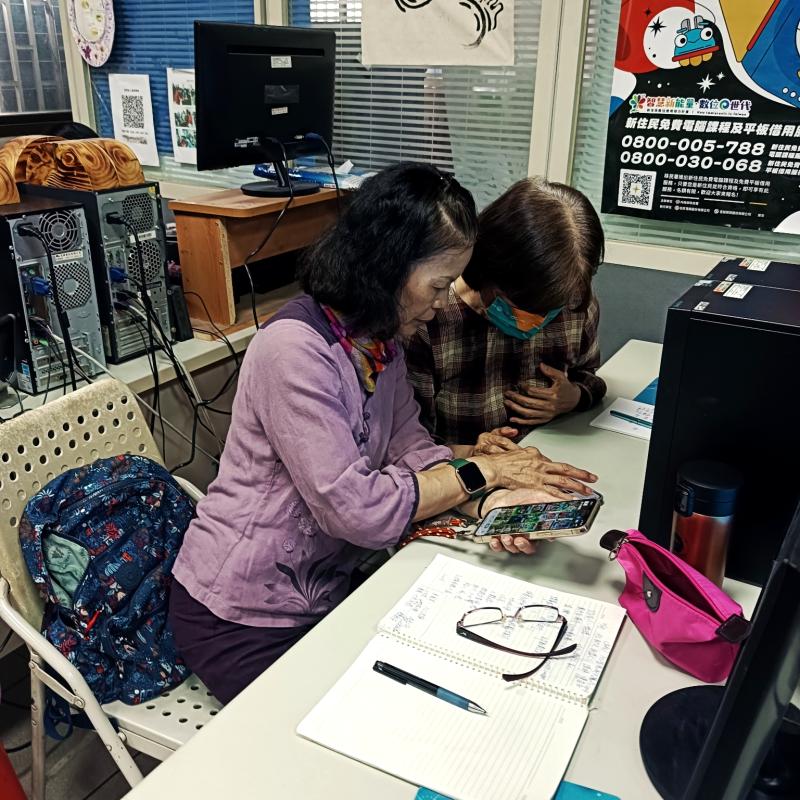 已完成的學員指導著還不太會使用的學員如何操作