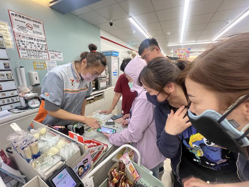 大家一起到便利商店、圖書館外的YouBike現場體驗，親自用手機完成付款，發現原來不用帶現金出門也能輕鬆消費，既快速又方便