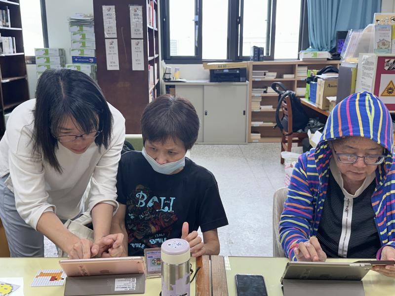 在老師引導下,學員們開始嘗試以簡單的圖案進行像素創作。