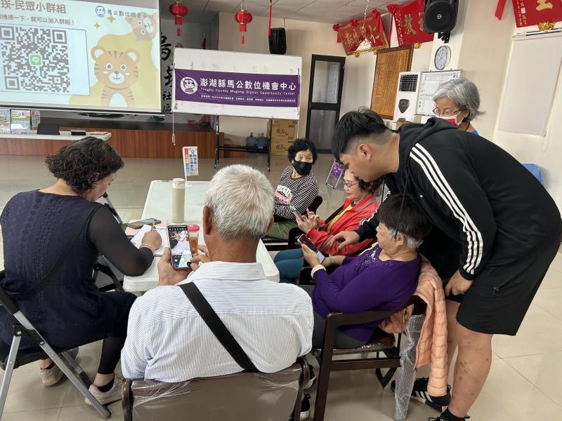 數位幫手協助民眾解決課堂操作手機問題