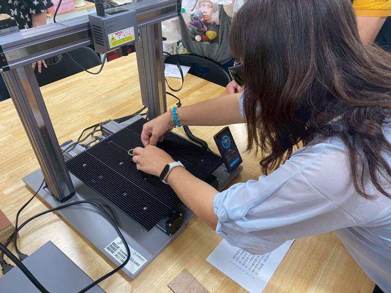 學員們按照老師的步驟，個別操作雷雕機器。