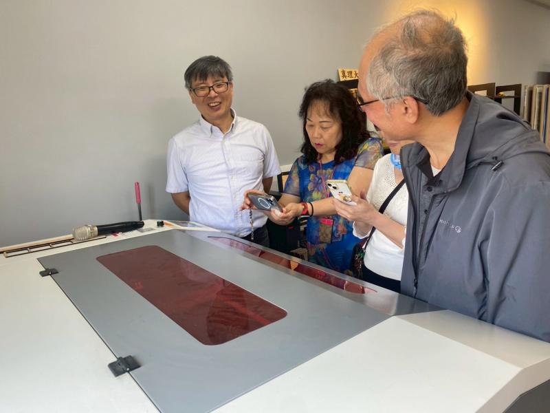 除了小型的雷雕機器外，也特別帶學員們參觀專業的大台雷雕機。