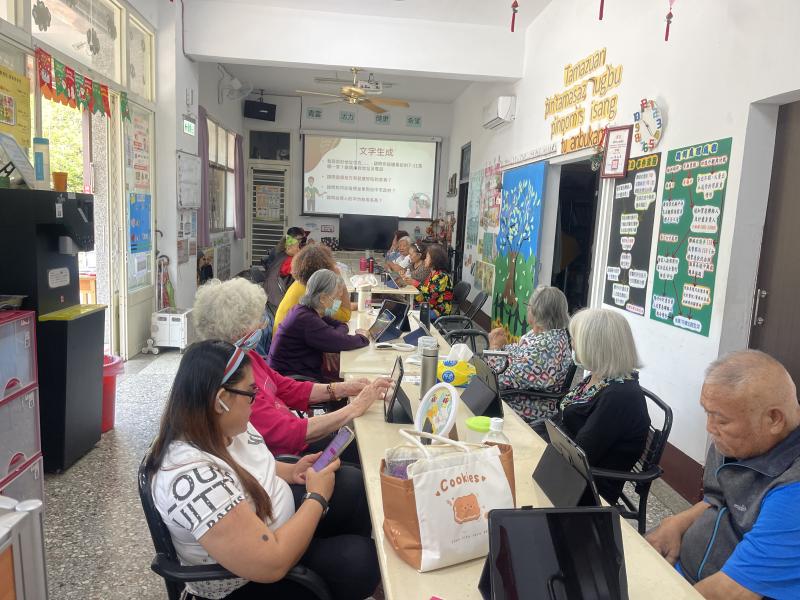 大家使用Canva加入文字與設計元素，完成個人早安圖，並學習儲存與分享，展現數位學習成果。