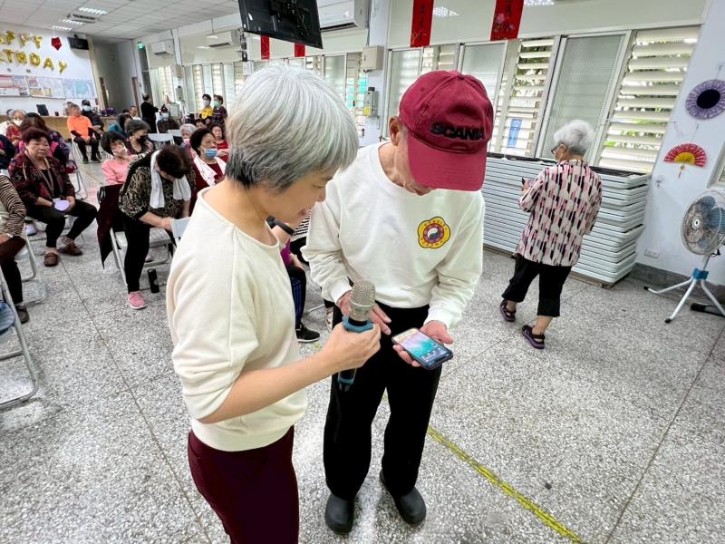 長輩學員很認真練習下載財政部雲端發票APP
