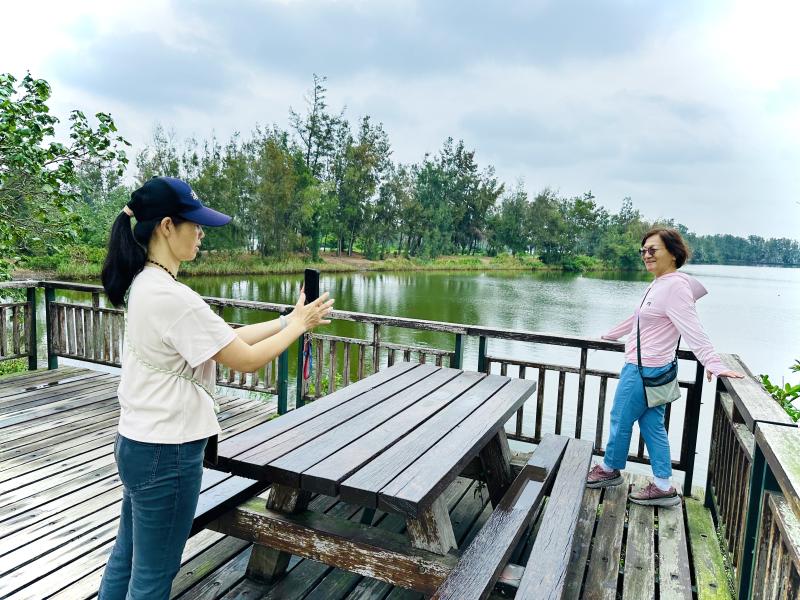 課程中大家一起在遊客中心租借腳踏車，並來到幽靜的椬梧滯洪池，園區內有多個景觀台和涼亭供遊客休憩，也有佇立於湖中的生態島及視野零死角的浮動碼頭等熱門打卡點，藉由欣賞美麗風景時，老師也帶大家使用各種運鏡的方式去拍攝各種景觀，除了直接拍攝景物，其