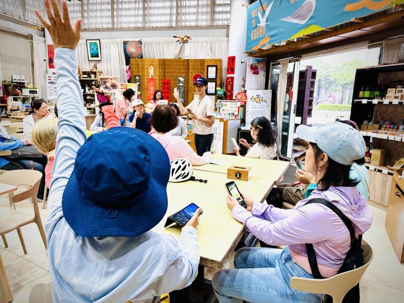 下午學員們把拍攝好的各種影片素材分享給大家欣賞，老師也講解如何用APP把這些素材影片剪輯成短影音，透過循序漸進的說明，從如何把素材放進剪輯APP裡，到完成一支短影片，只要提出問題，老師立馬為大家詳細的解說和操作！課後大家也分享自己的影片，藉