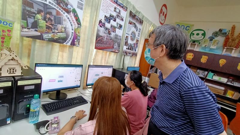 學員設計從繪製文字開始，加入名字或喜愛的圖案