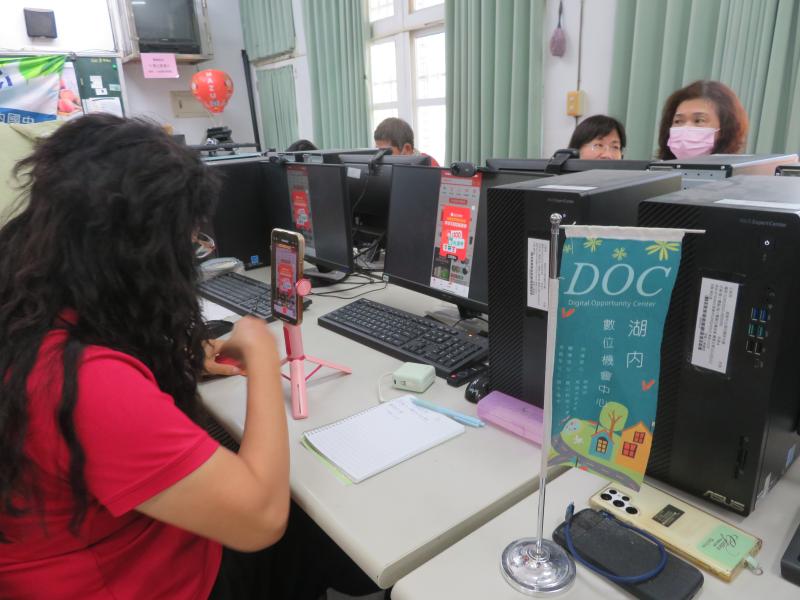 學員認真學習、錄影